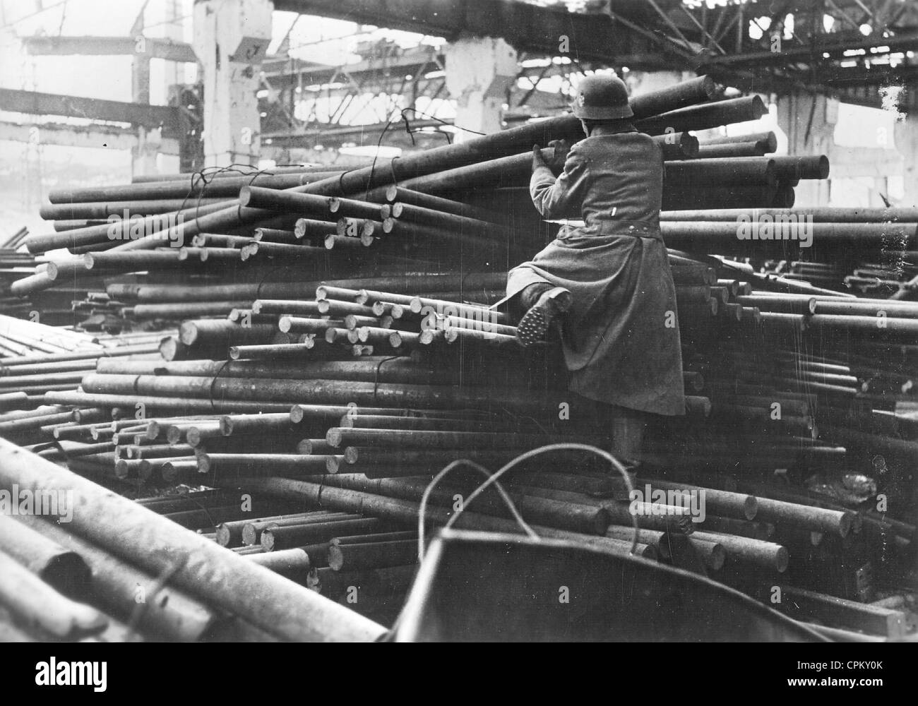 Soldato tedesco in una fabbrica in rovina a Stalingrado, 1942 Foto Stock