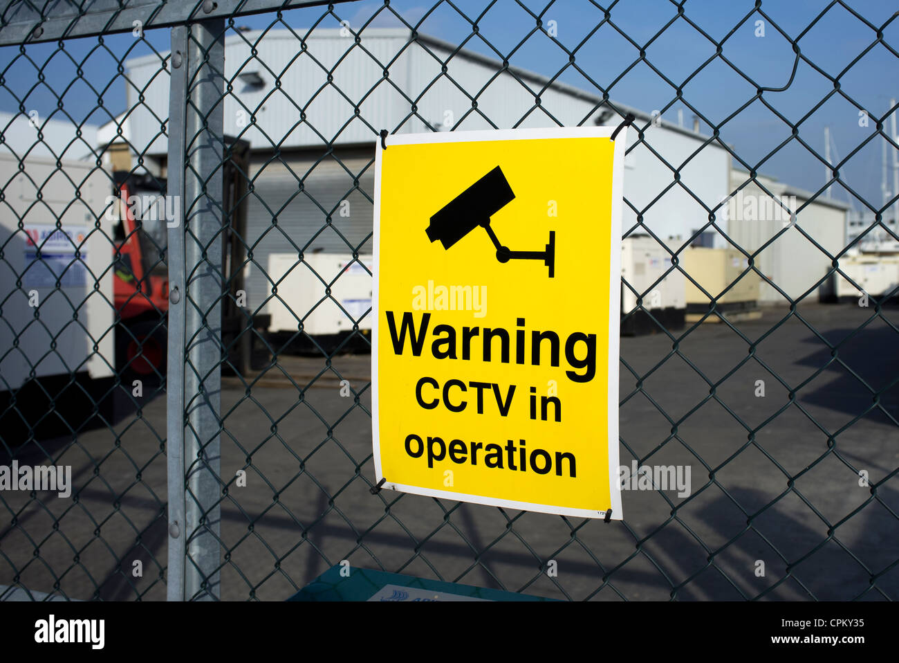 Avvertenza CCTV in operazione segno su una recinzione Foto Stock