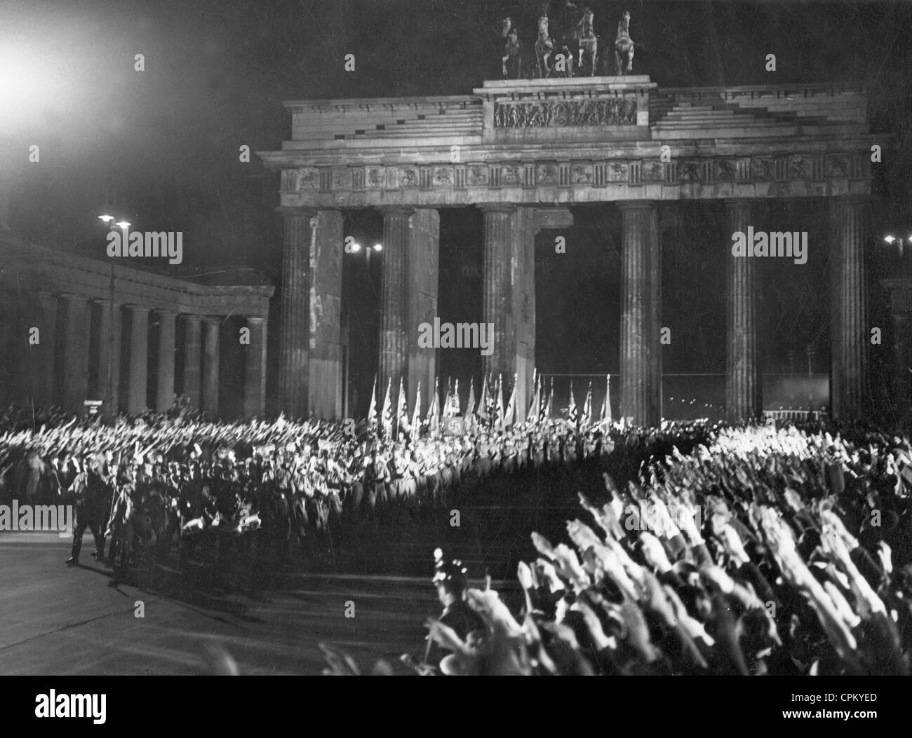 Marzo del SA attraverso la Porta di Brandeburgo da "Hans Westmar', 1933 Foto Stock