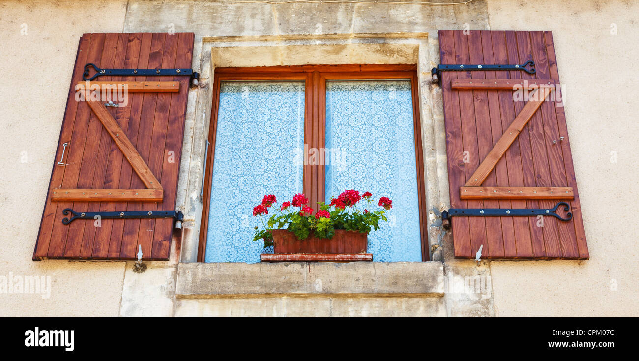 Finestra con persiane e window box su una casa in Francia Foto Stock