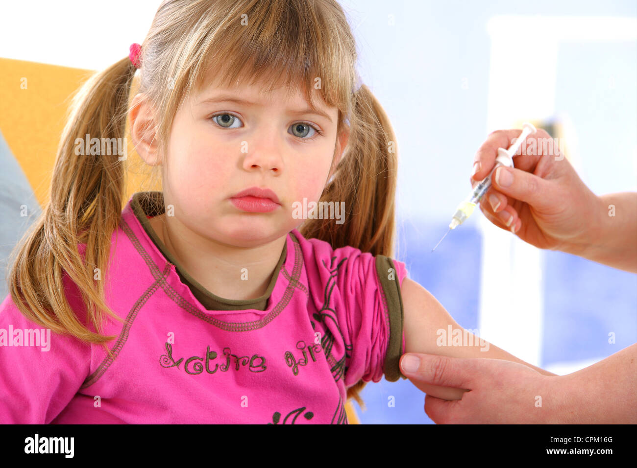 La vaccinazione di un bambino Foto Stock
