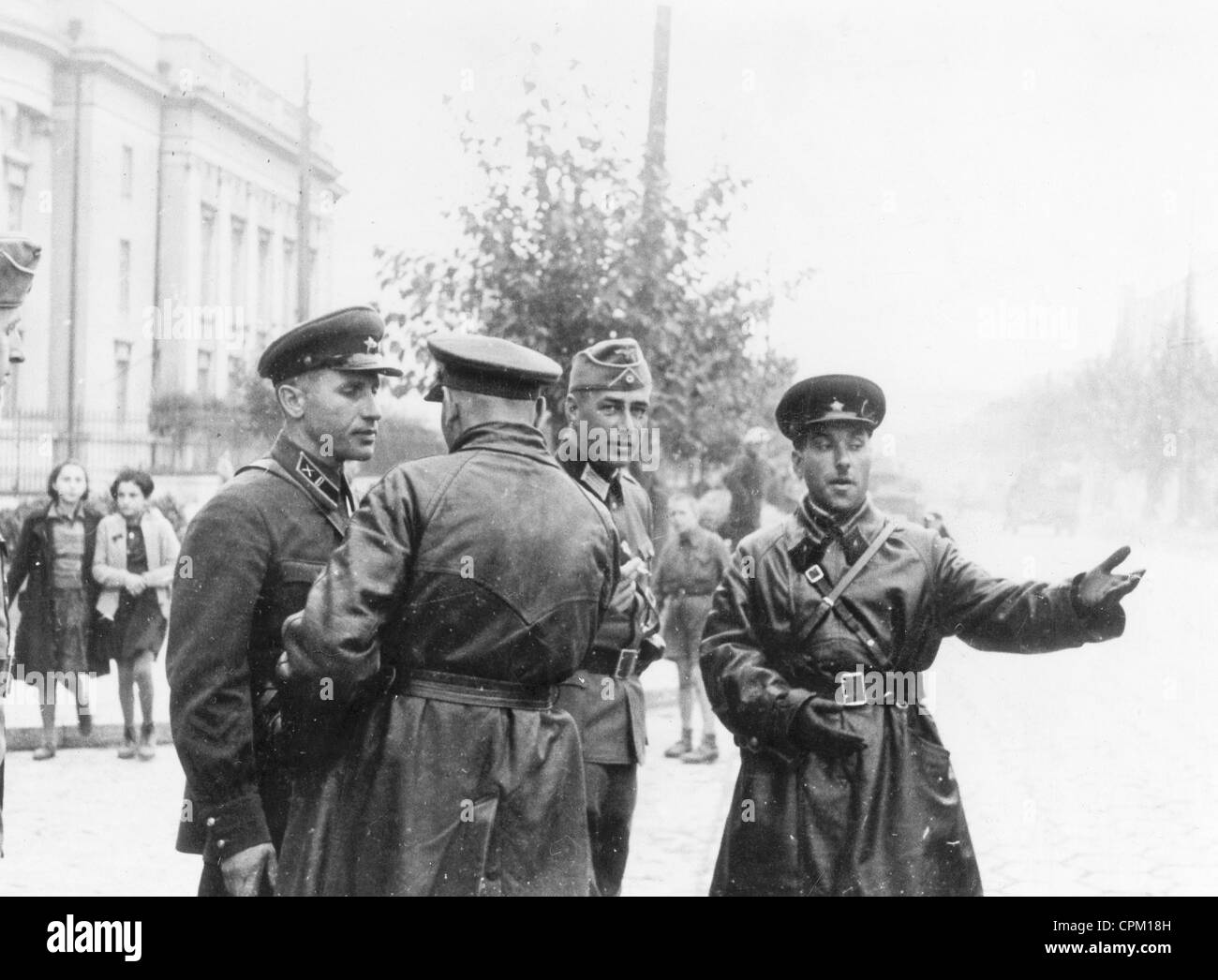 Sovietico e ufficiali tedeschi a Brest-Litovsk, 1939 Foto Stock