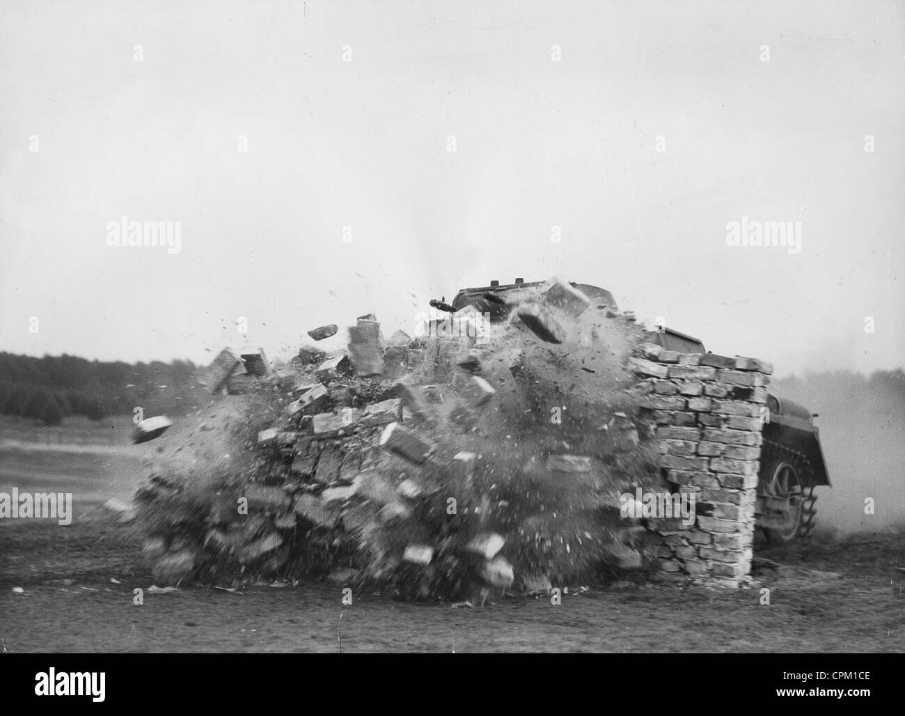 Panzer I rompe attraverso un muro di mattoni, 1936 Foto Stock