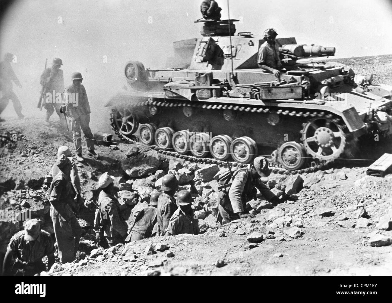 German Panzer IV che viaggiano su un ponte costruito di fronte una trincea britannica, Tobruk, Libia, 1942 (foto b/n) Foto Stock