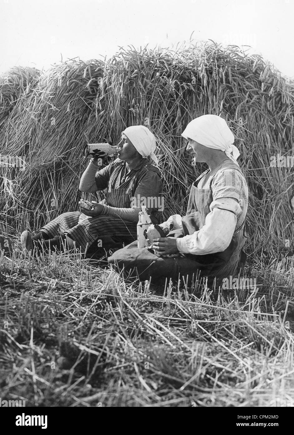 Le donne contadine prendere una pausa durante la vendemmia 1934 Foto Stock