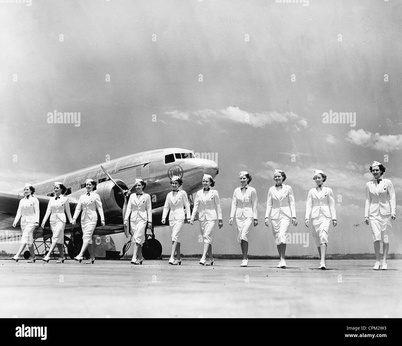 Hostess della American TWA davanti ad un Douglas DC 3, 1938 Foto Stock