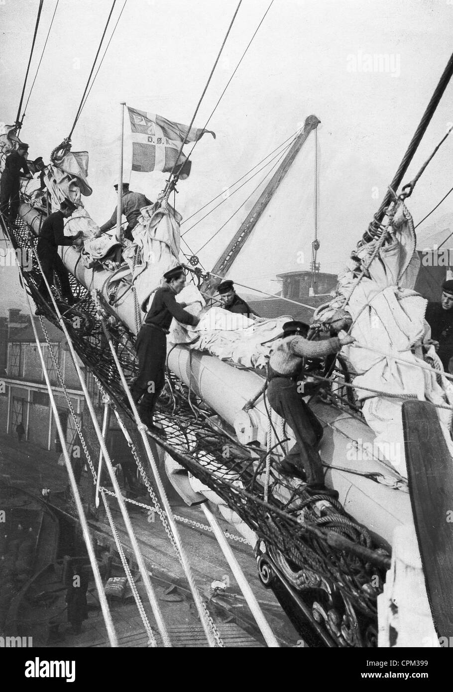 I marinai sul bompresso di una formazione danese nave, 1925 Foto Stock