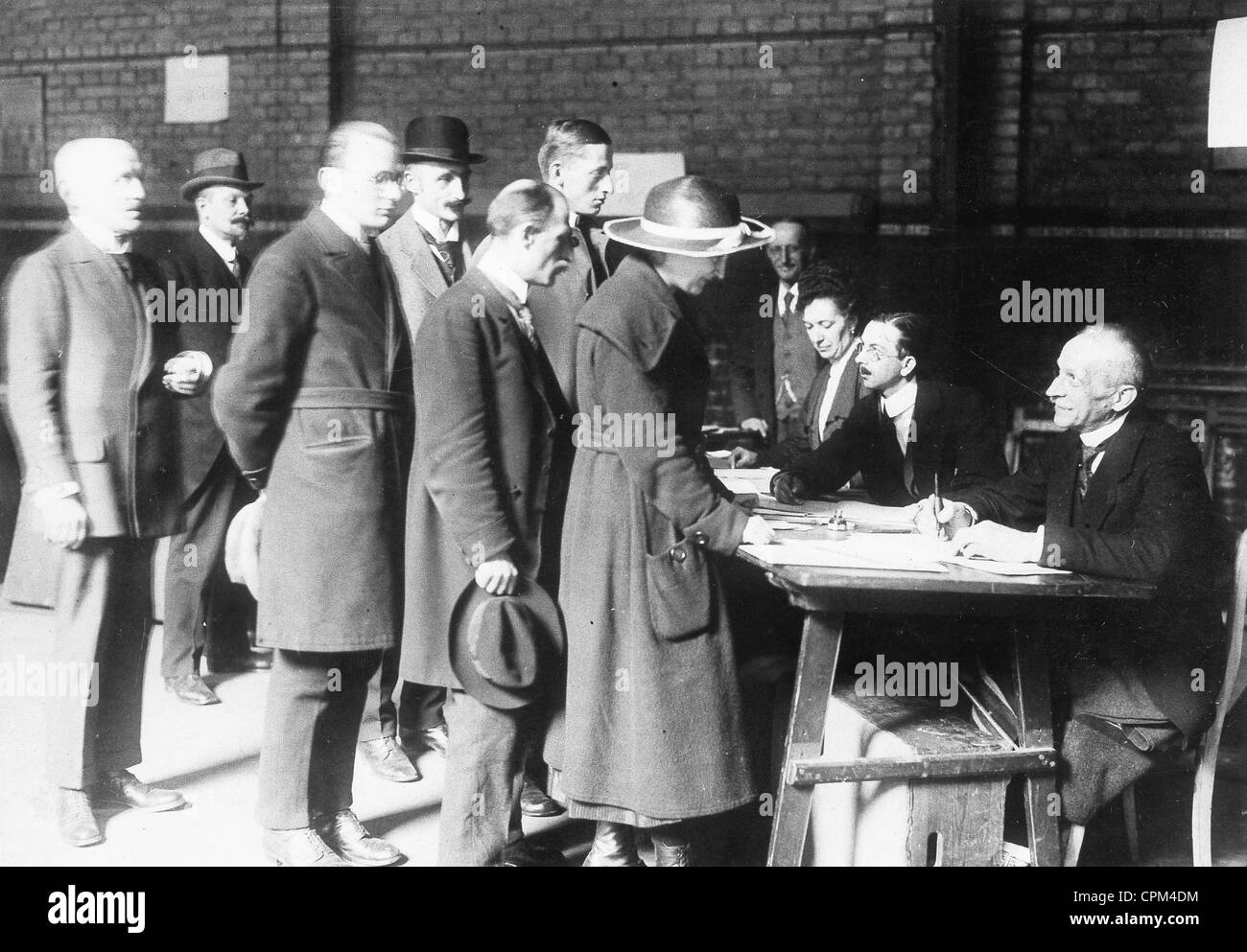 Le donne e gli uomini presso l'Assemblea nazionale delle elezioni, 1919 Foto Stock