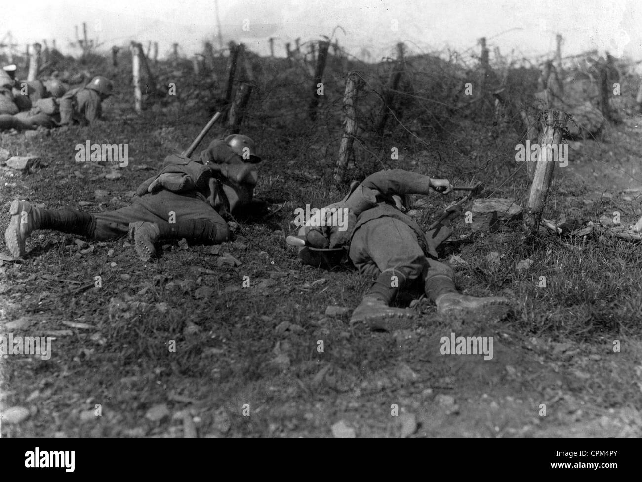 I soldati tedeschi tagliare il loro modo attraverso un filo spinato aggrovigliamento sulla parte anteriore della Somme, 1917 Foto Stock