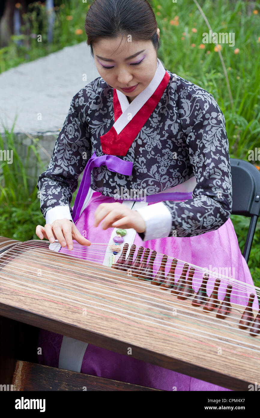 Una donna che indossa un kimono giocando un koto a 2012 Chelsea Flower Show. Foto Stock