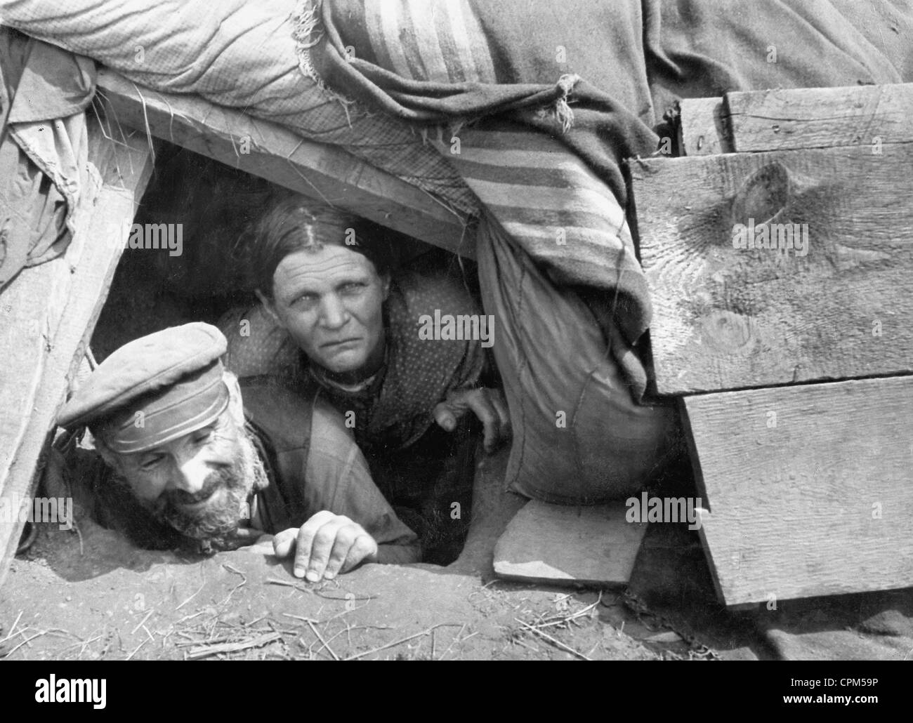 I contadini in un riparo foro sul Fronte Orientale, 1941 Foto Stock