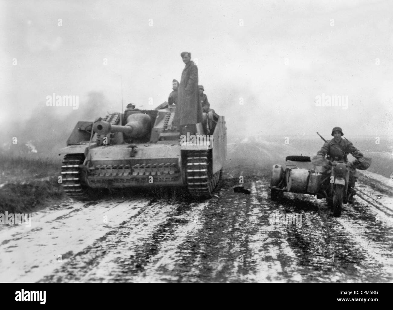 Un assalto di pistola e un 'Krad' motocicletta in corrispondenza del fronte orientale, 1943 Foto Stock