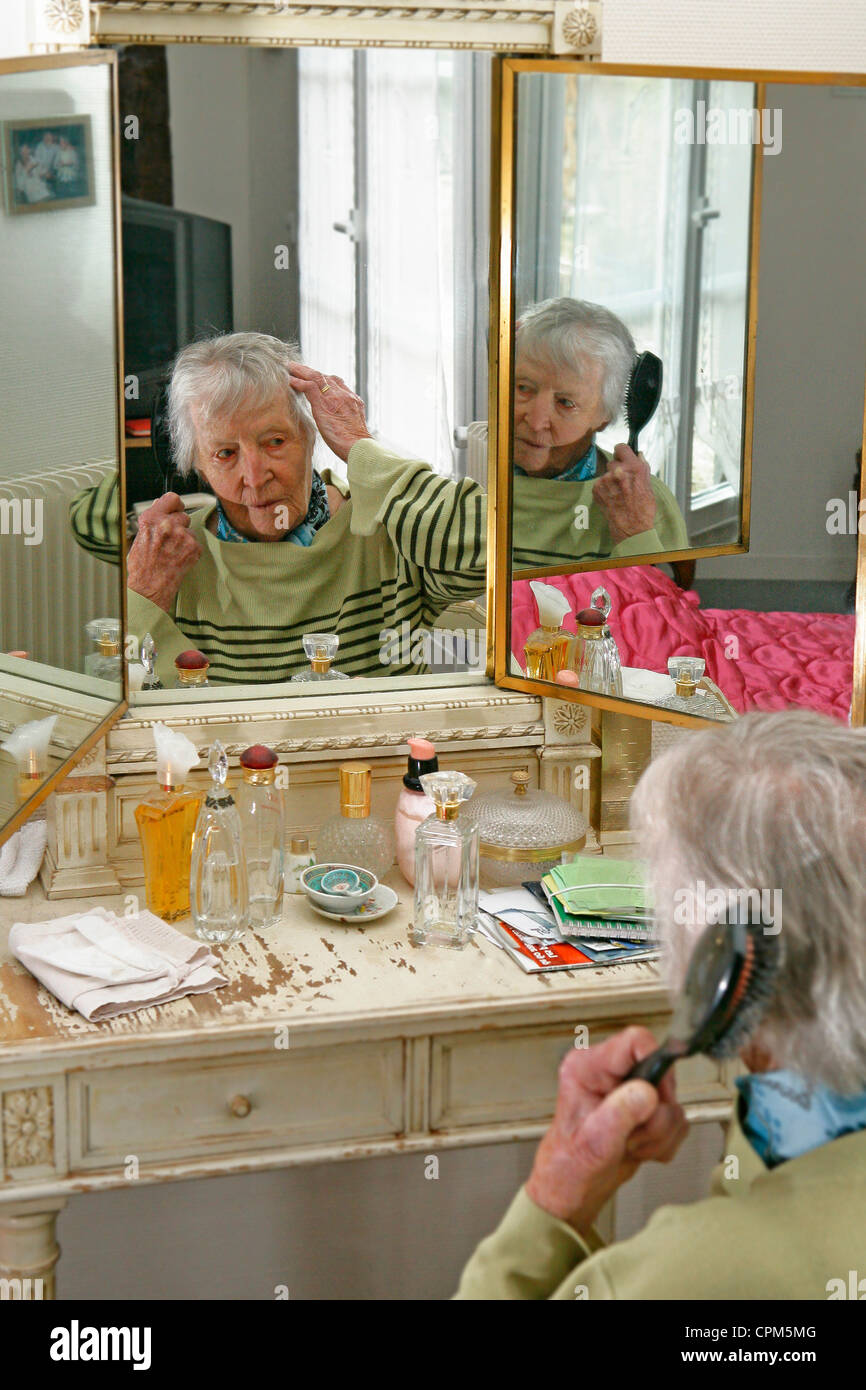 Cura dei capelli, la persona anziana Foto Stock