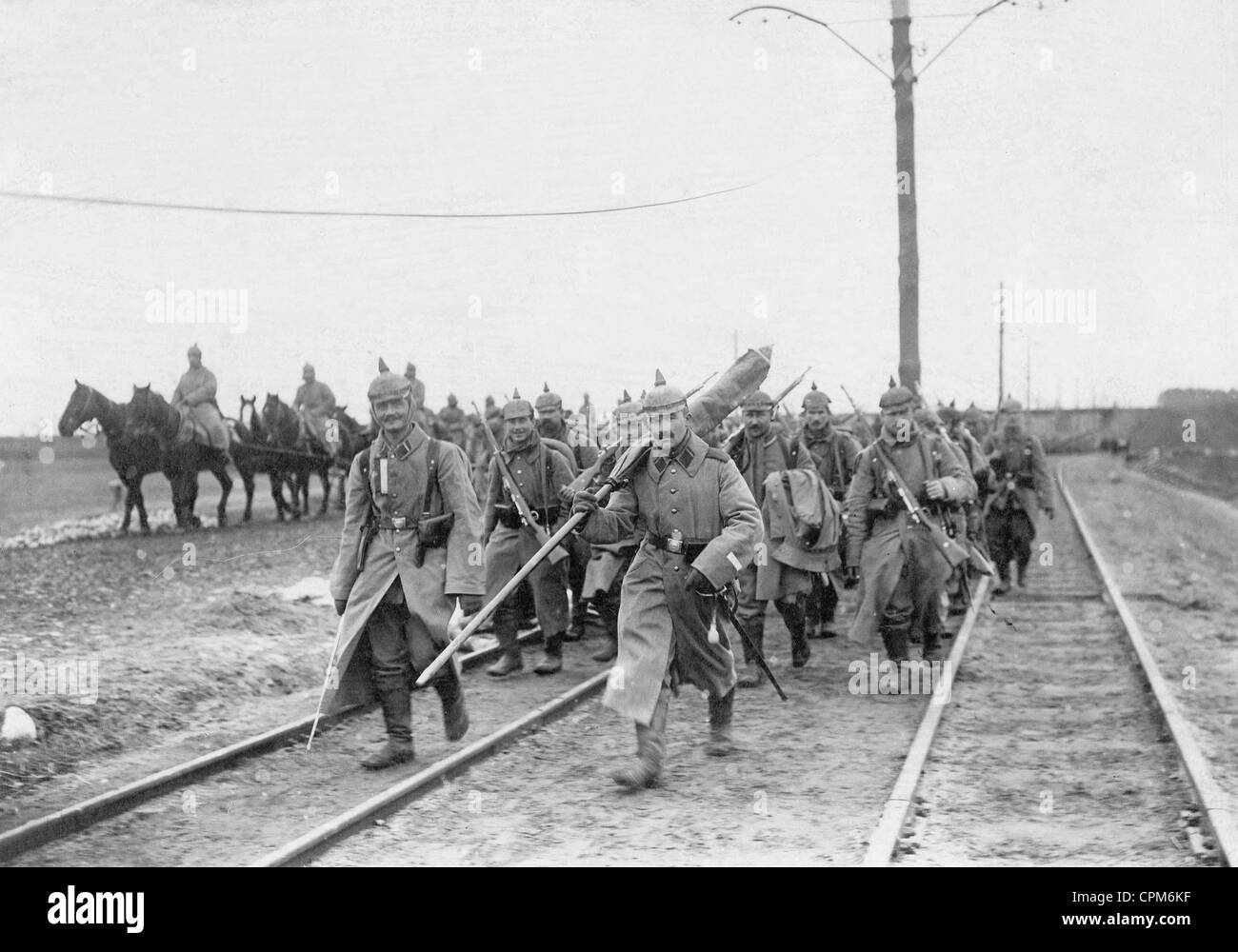 I soldati tedeschi sulla strada per la parte anteriore, 1915 Foto Stock