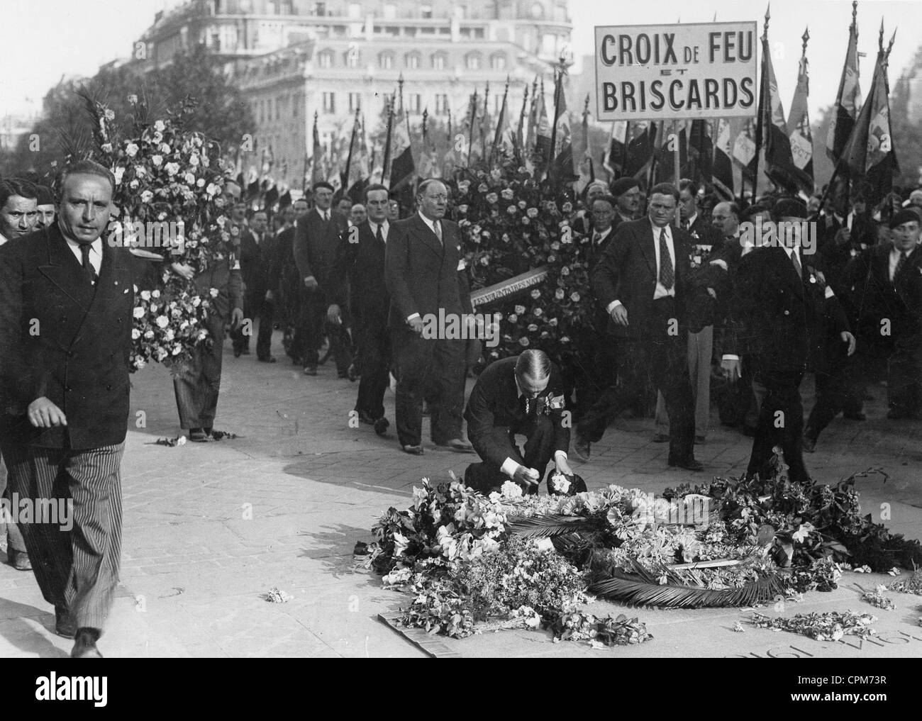 Il colonnello Casimiro de la Rocque stabilisce un wreathe presso la tomba del milite ignoto, 1935 Foto Stock