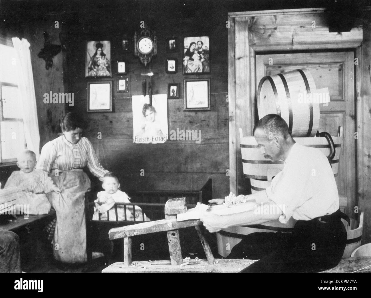 Home lavoratori durante la produzione della carta a mano, 1907 Foto Stock
