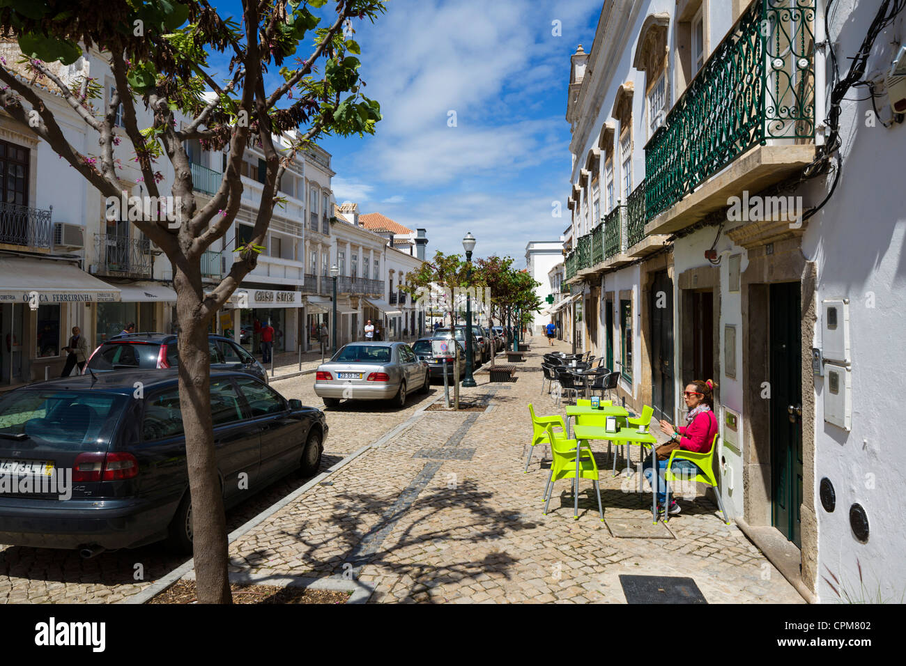 Cafe e negozi su Rua Liberdade nella Città Vecchia, Tavira, Algarve, PORTOGALLO Foto Stock