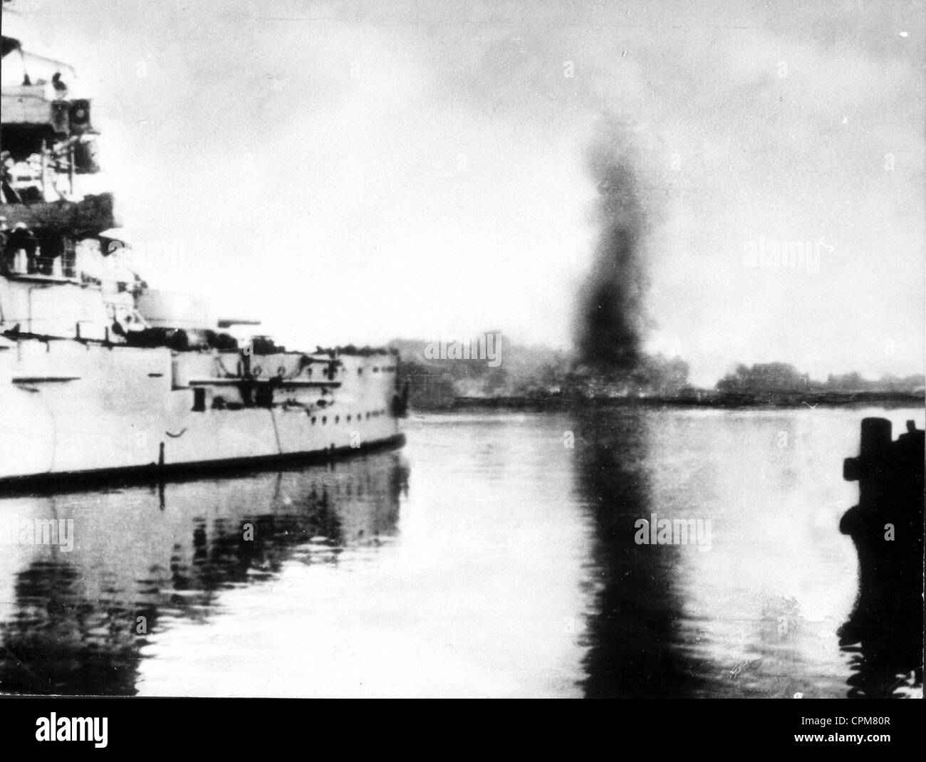 La nave da guerra 'Schleswig-Holstein" sparando sull'polacco fort a Westerplatte, vicino a Danzica, che può essere visto bruciare nel Foto Stock