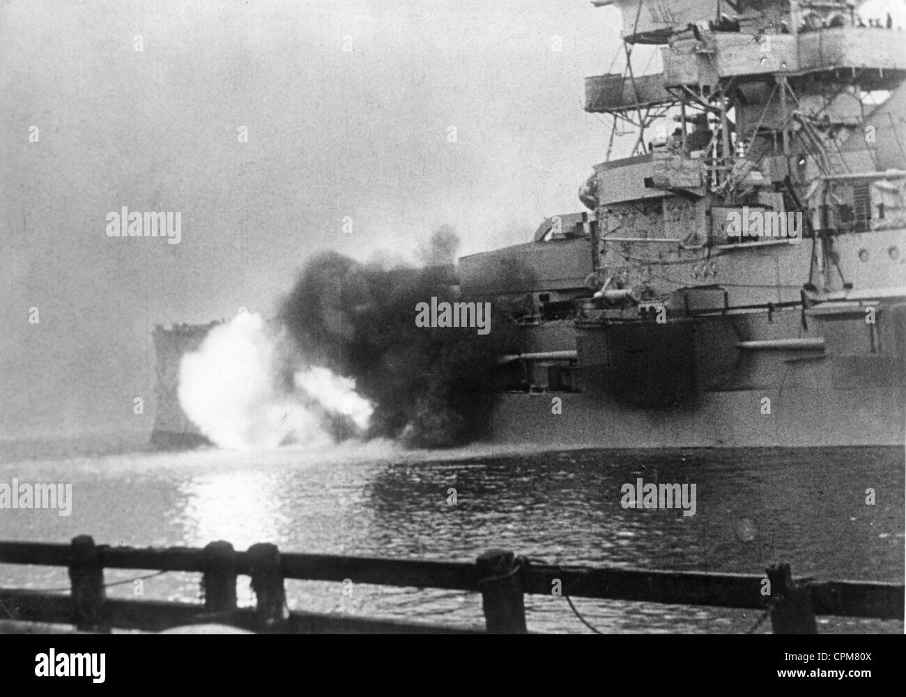 La nave da guerra 'Schleswig-Holstein" sparando sull'polacco fort a Westerplatte, vicino a Danzica, 1 settembre 1939 (foto b/n) Foto Stock
