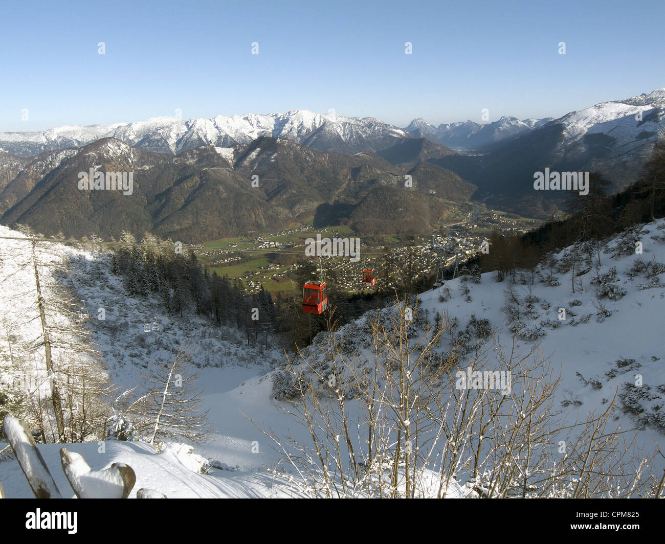 Funivie e nevoso paesaggio di montagna a Bad Ischl, Salzkammergut, Austria Foto Stock