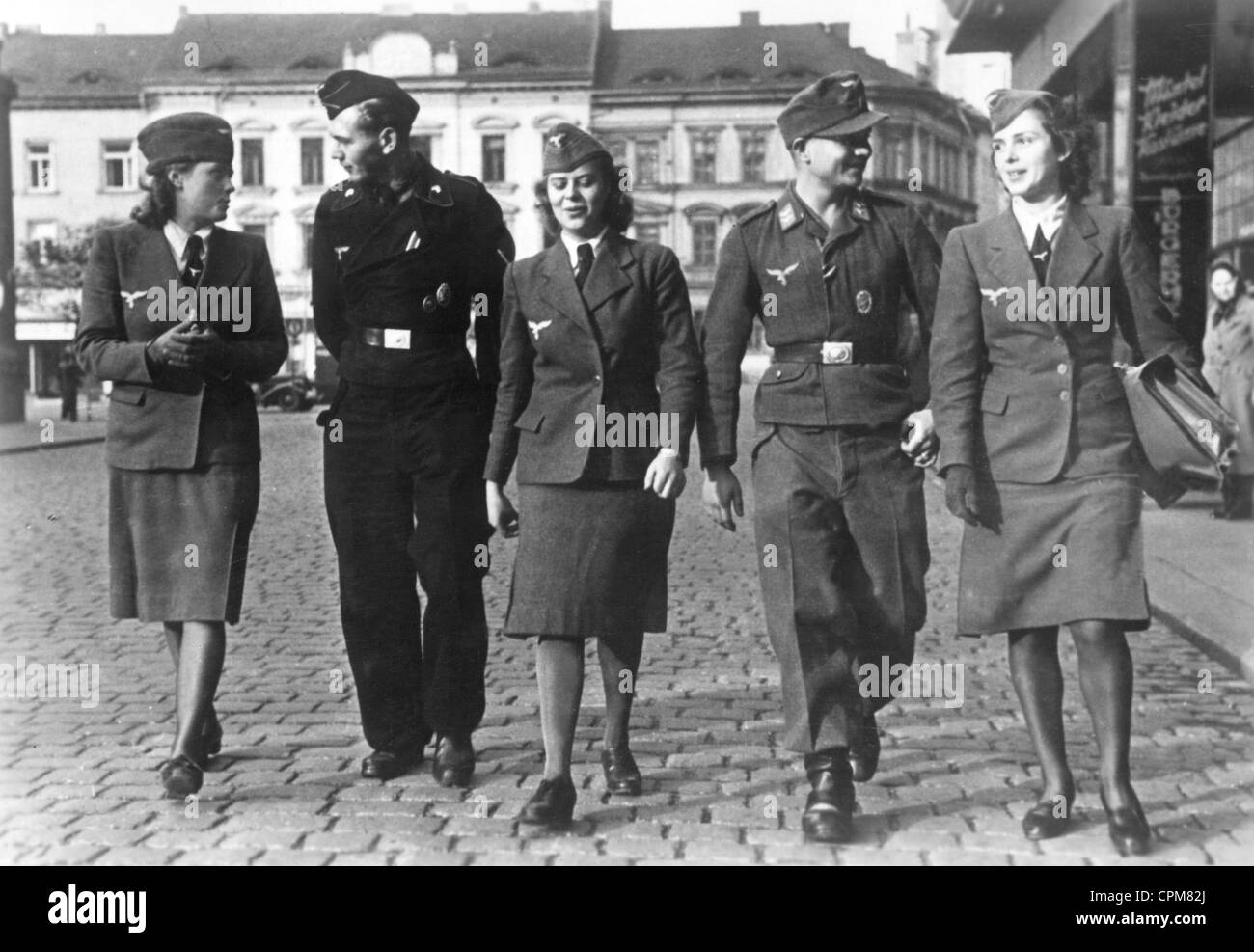 I soldati tedeschi con Air Force infermieri, 1942 Foto Stock