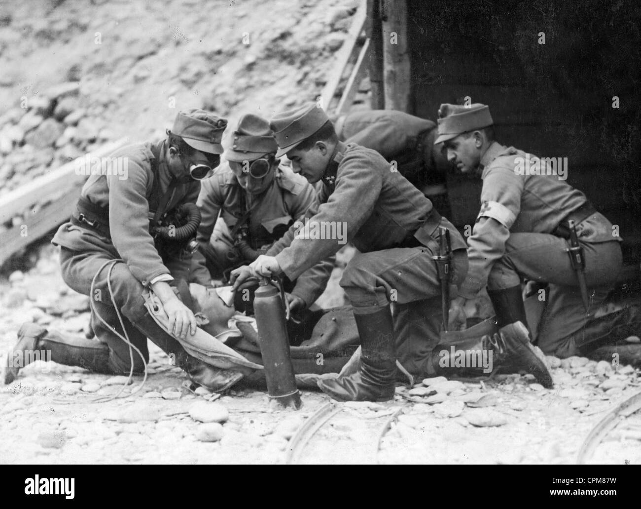 Primo soccorso per un inconscio pioneer sul fronte alpino, 1915 Foto Stock