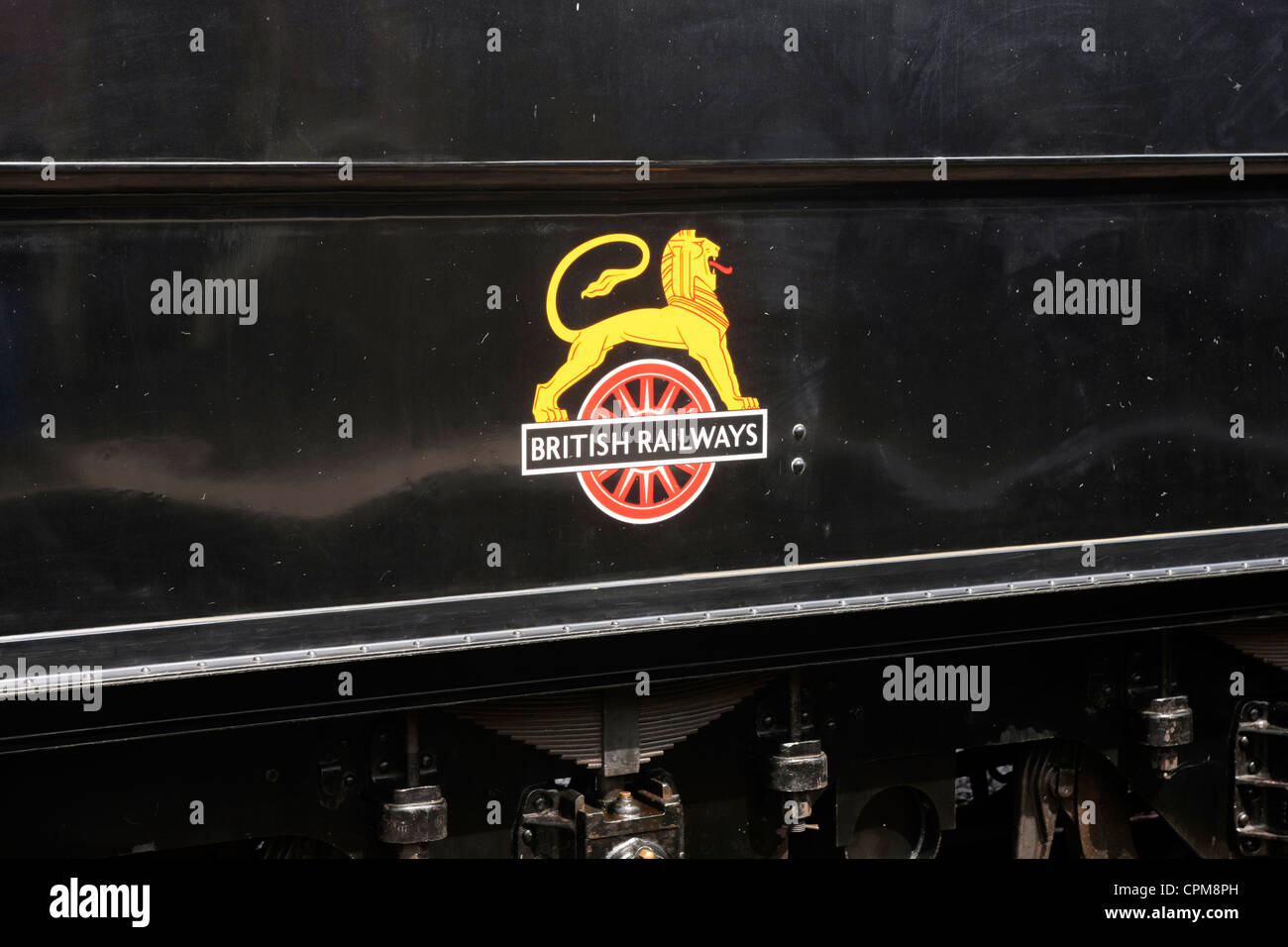 Un British Rail motif sulla gara di una locomotiva a vapore Foto Stock