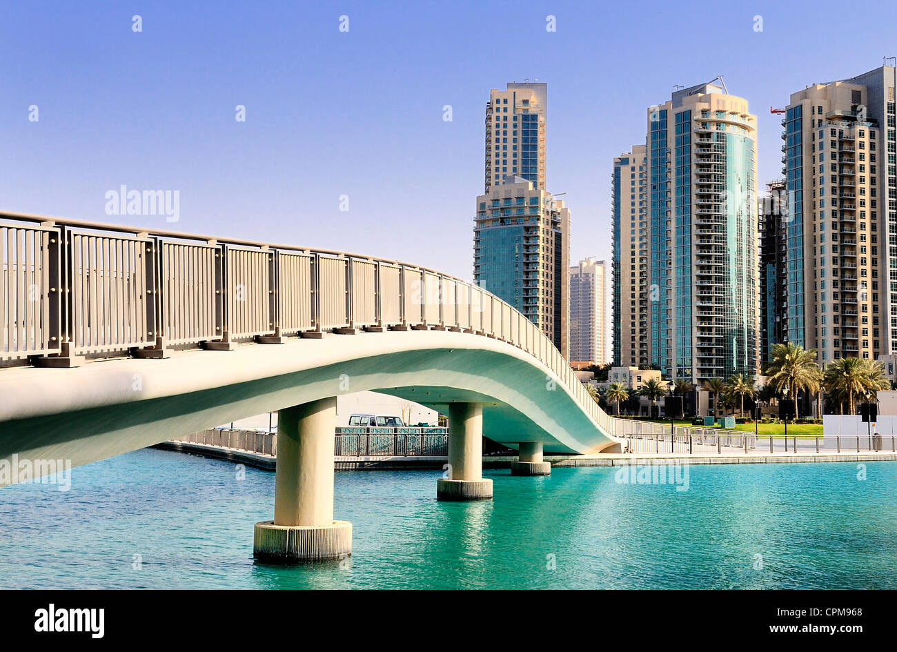 Il Footbridge e architettura nella città di Dubai, Emirati arabi uniti Foto Stock