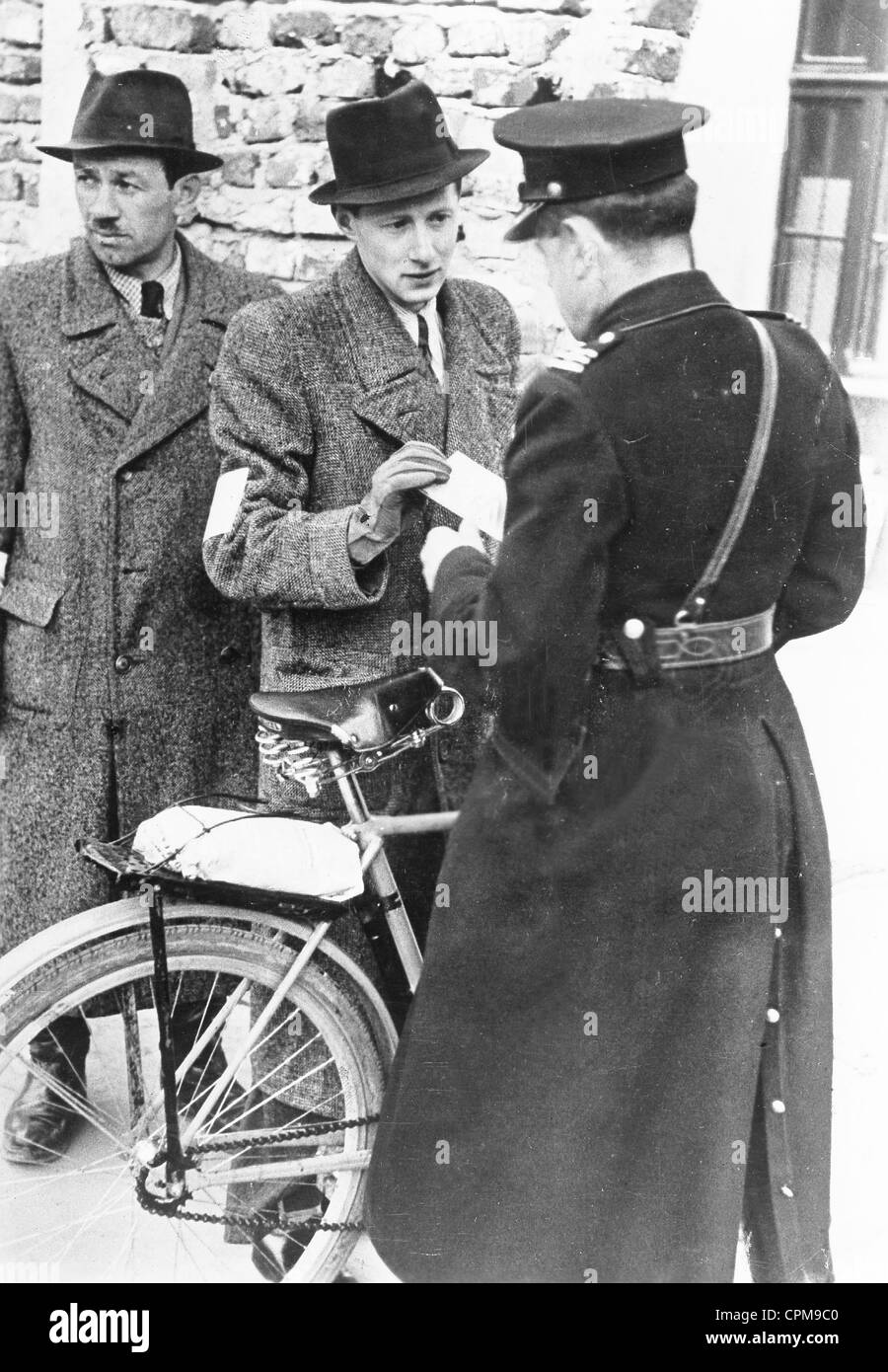 Un poliziotto polacco controllare l ingresso del Ghetto di Varsavia, maggio 1941 (foto b/n) Foto Stock