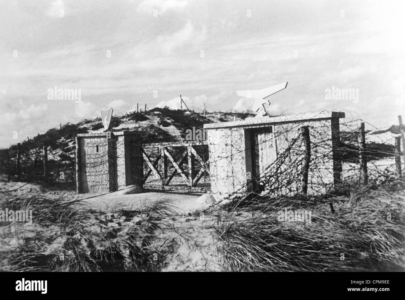 German anti-aerei batterie di artiglieria a Atlantic Wall, 1942 Foto Stock
