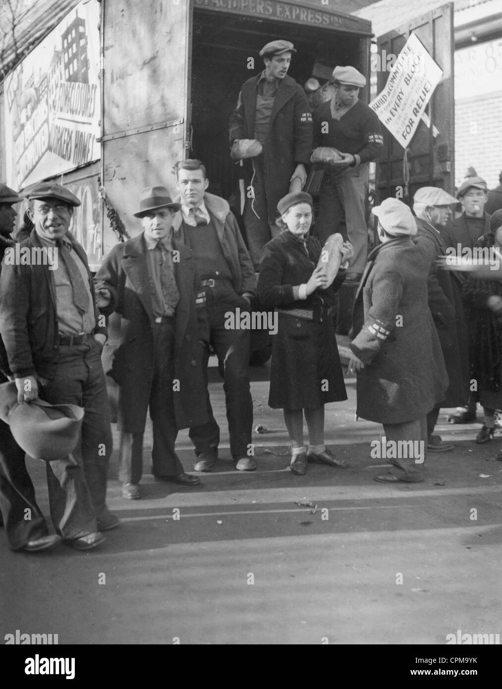 I dimostranti sono forniti con il pane a una fame marzo negli Stati Uniti, 1932 Foto Stock