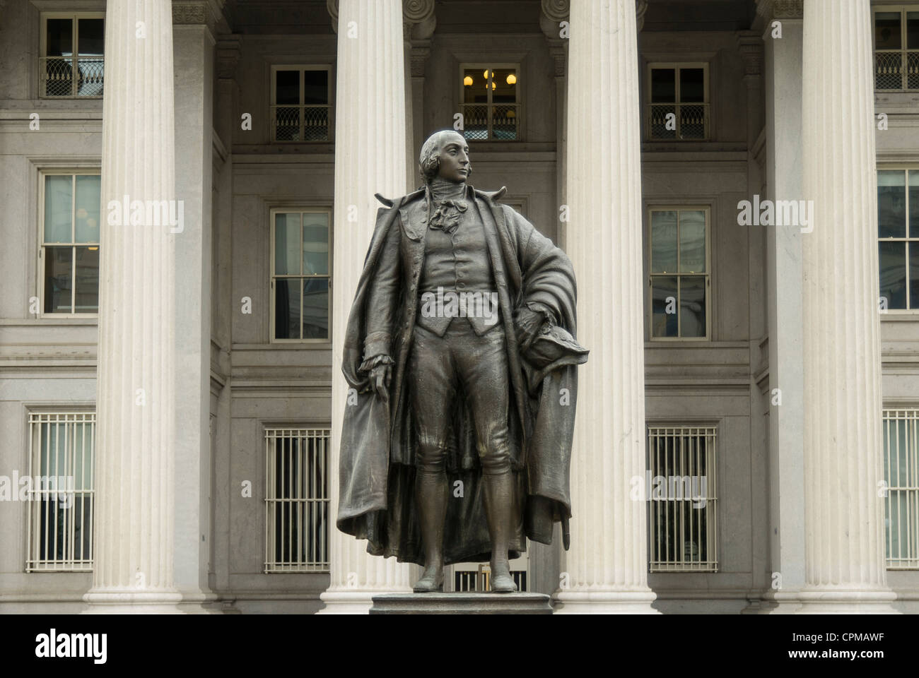 Statua di Albert Gallatin davanti al Tesoro nazionale edificio. Washington, Stati Uniti d'America Foto Stock