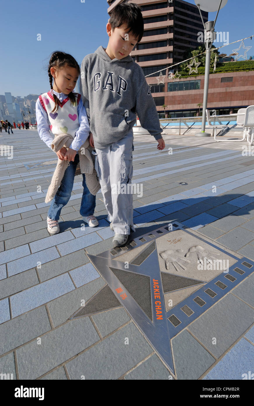 Due bambini presso la Avenue of Stars. Hong Kong, Cina. Foto Stock