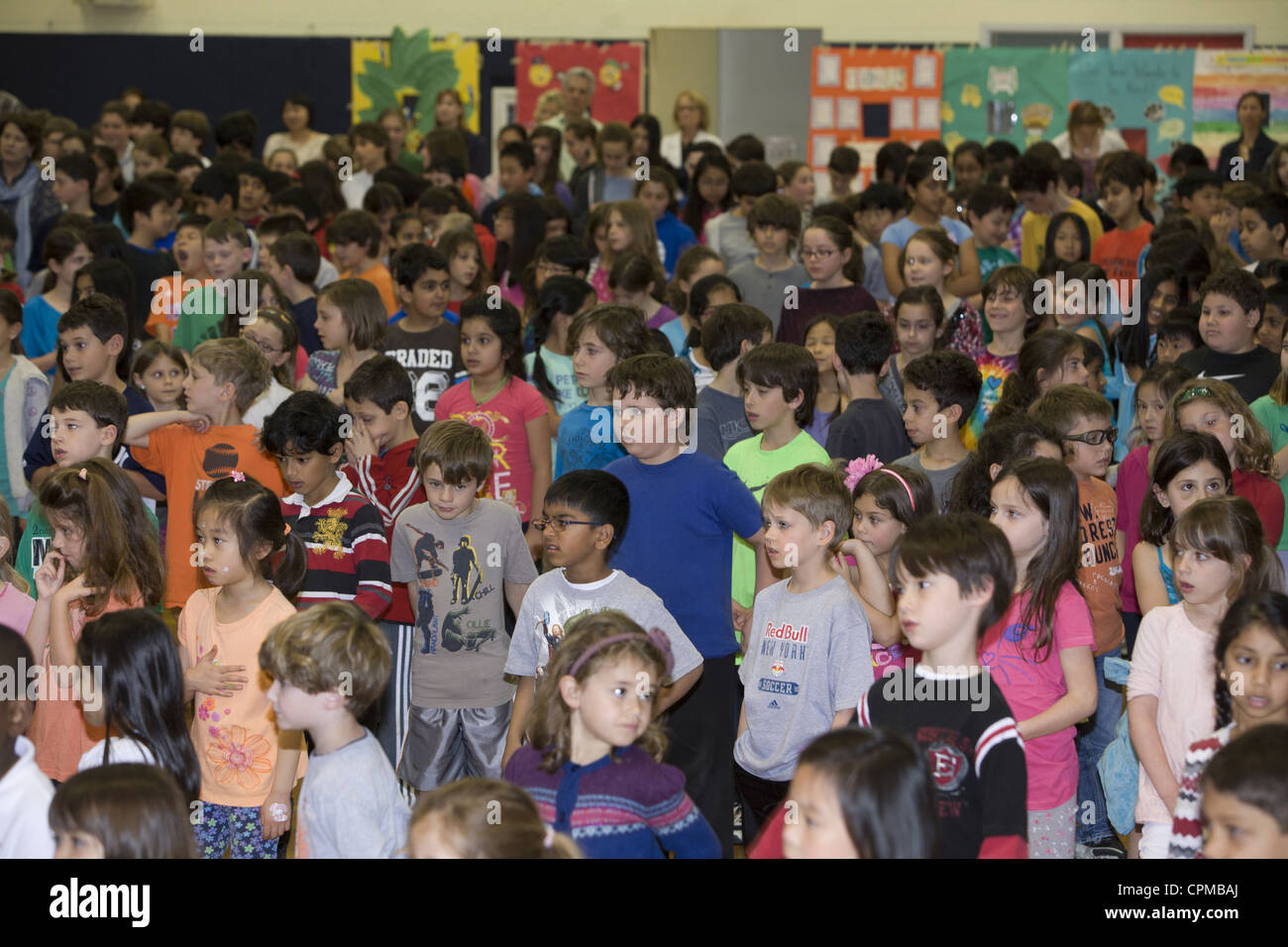 I bambini presso la Scuola di Greenville nella Scarsdale, NY partecipare nel 'Standup4cambiare programma nazionale contro il bullismo. Foto Stock