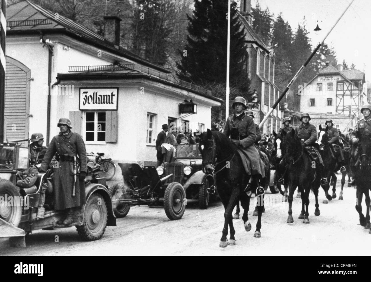 Truppe tedesche attraversano il confine con l'Austria, 1938 Foto Stock