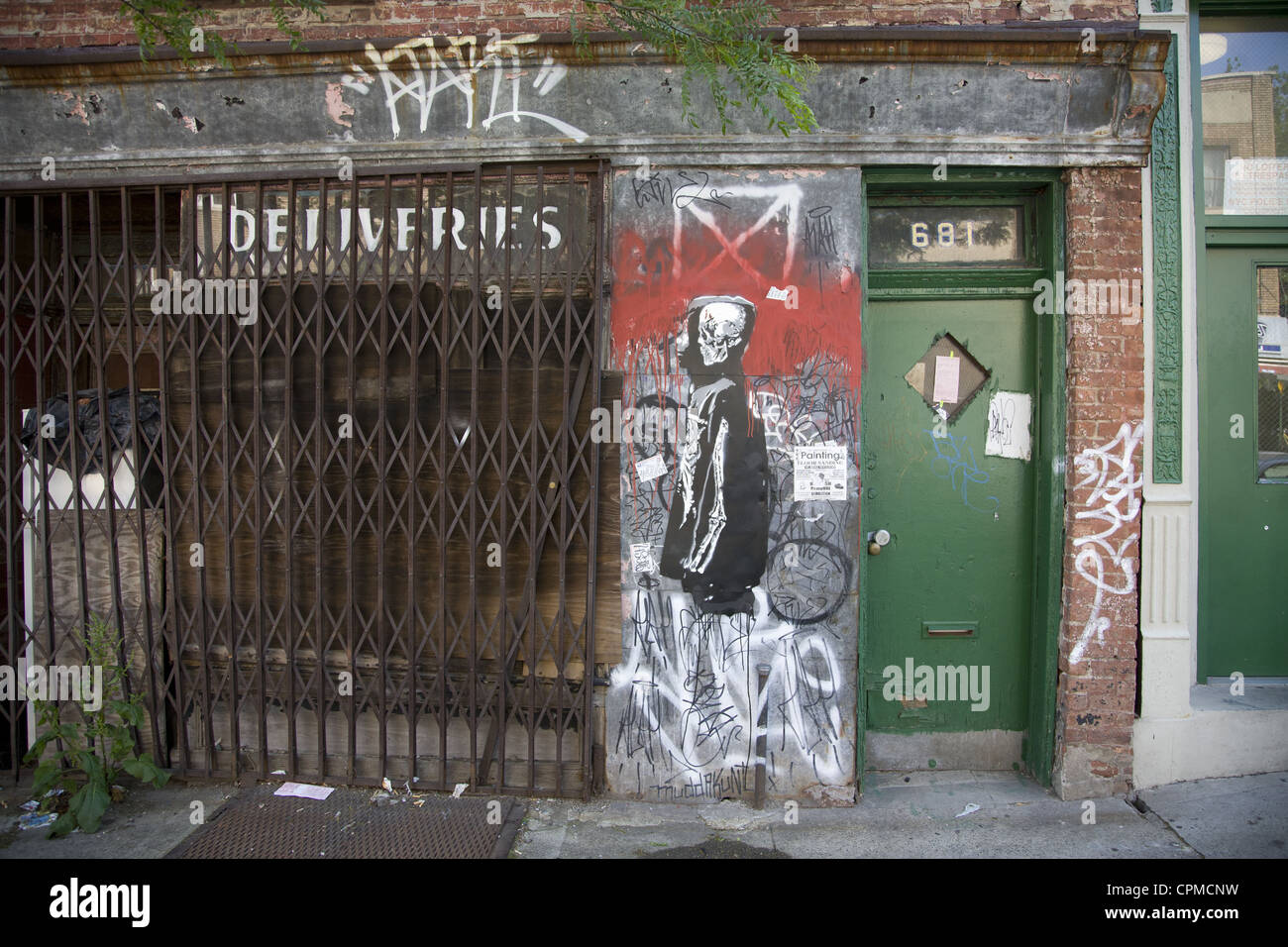 Artista locale di lavoro si fonde con l'ambiente urbano di una città interna nel quartiere di Brooklyn, New York. Foto Stock
