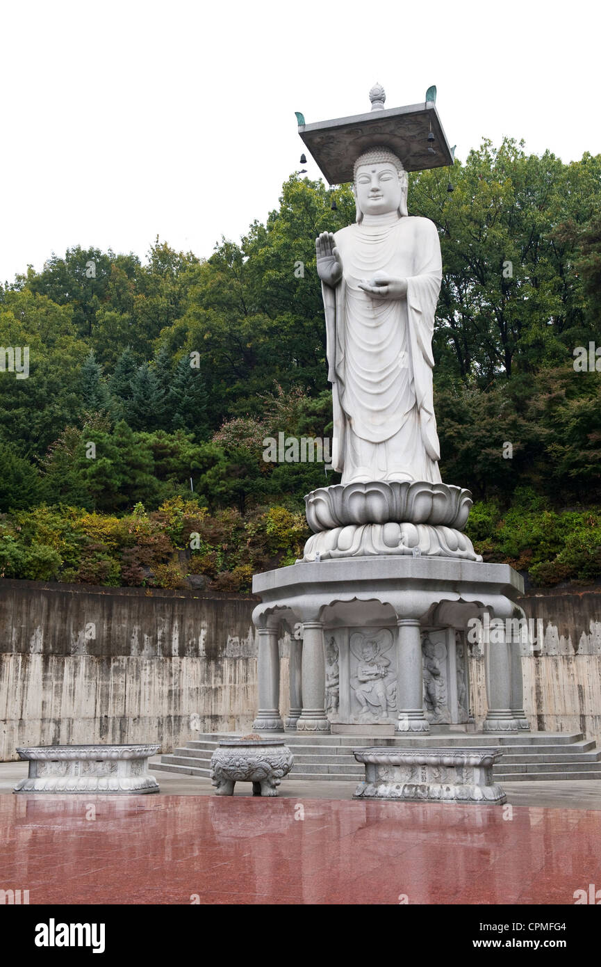 Buddha del futuro, Mireukdaebul (Maitreya). Tempio Bongeunsa, Seoul, Corea. Foto Stock