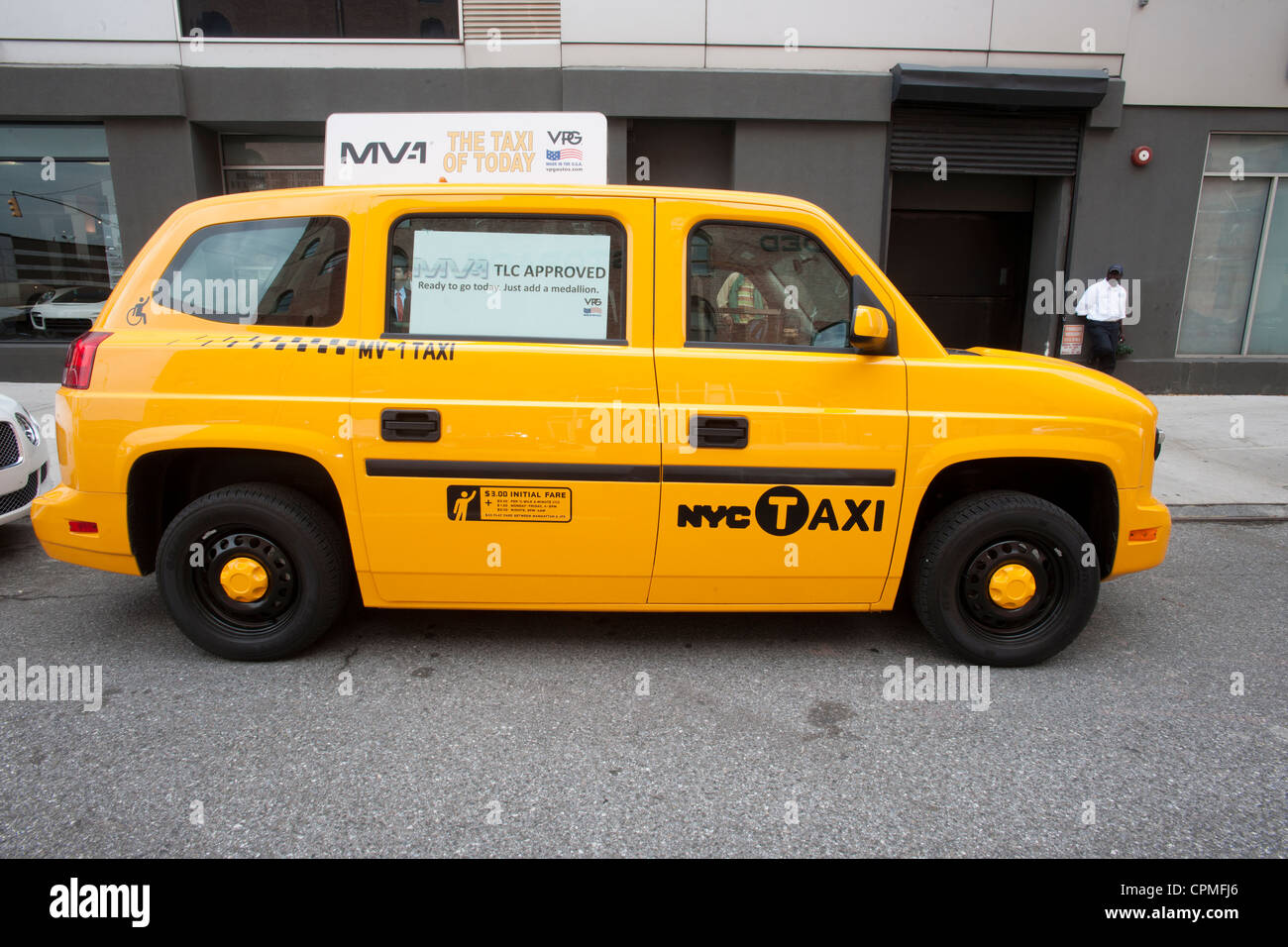 MV-1 camere accessibili a persone portatrici di handicap yellow cab nel corso di una conferenza stampa alla Manhattan automobili concessionaria in New York Foto Stock