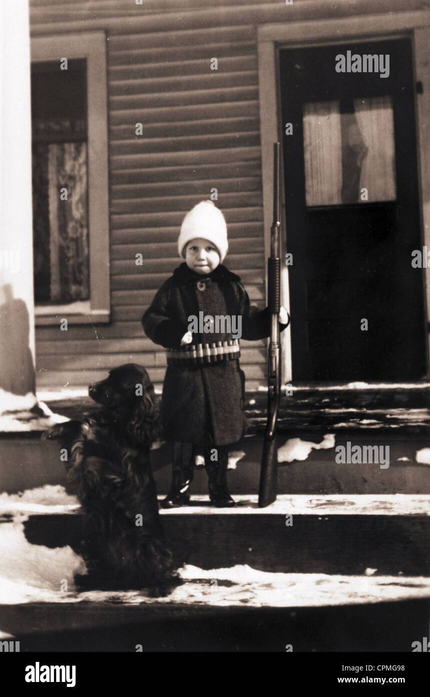 Armate pesantemente Little Boy & cane guardia Homestead Foto Stock