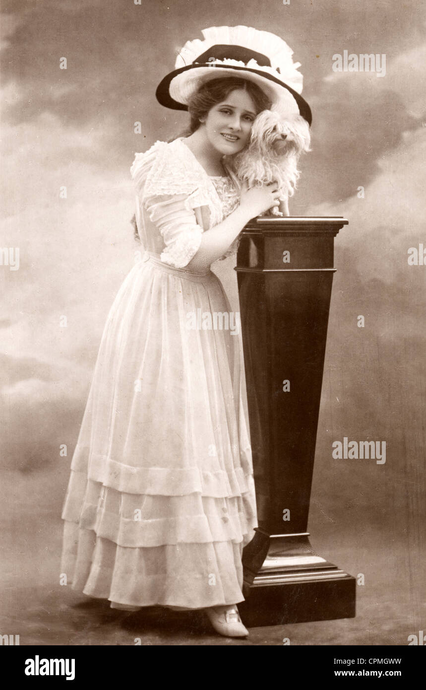 Edwardian attrice Edna può con piccolo cane Foto Stock