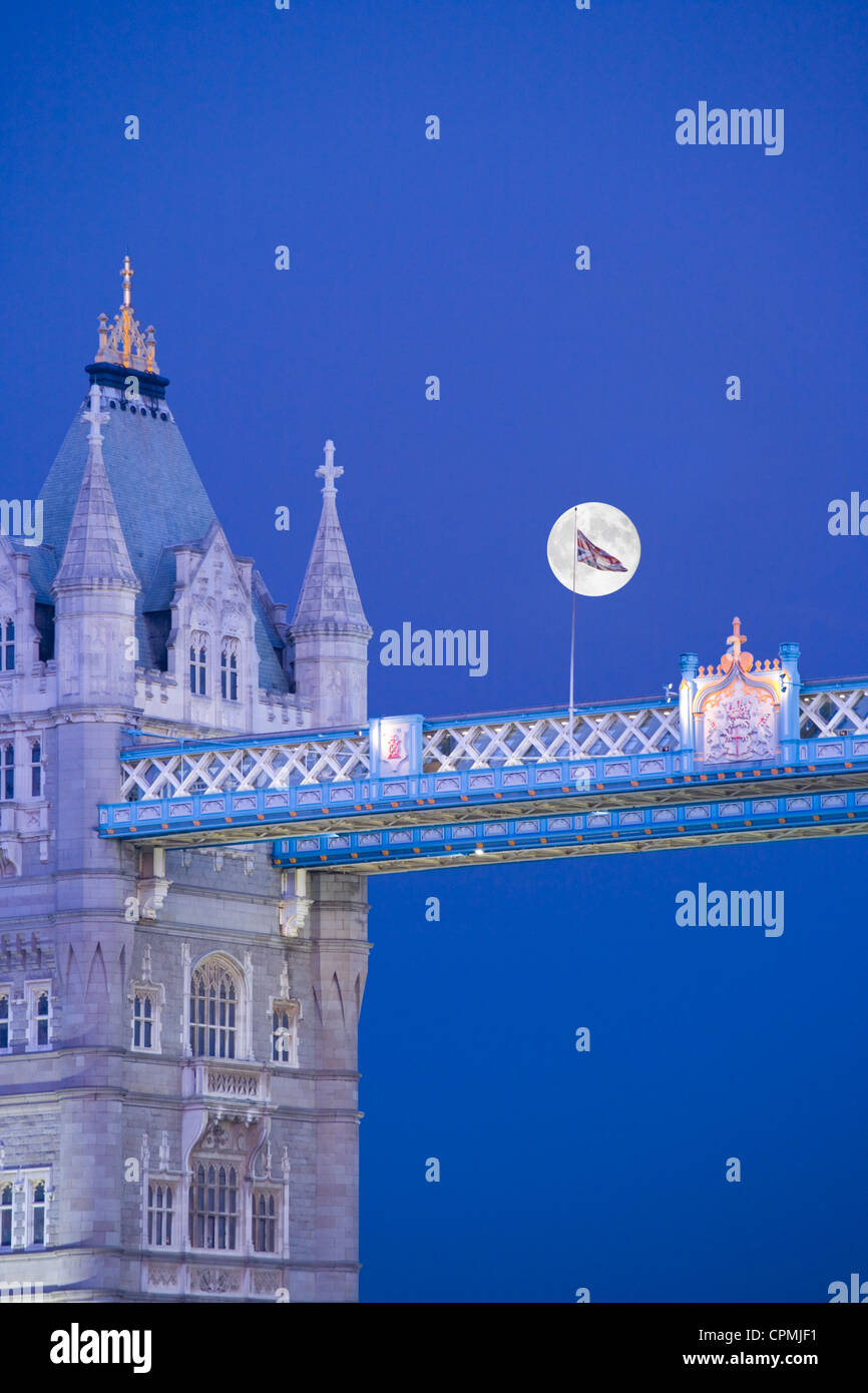 Il Tower Bridge con Union Jack flag retroilluminati da luna piena Foto Stock