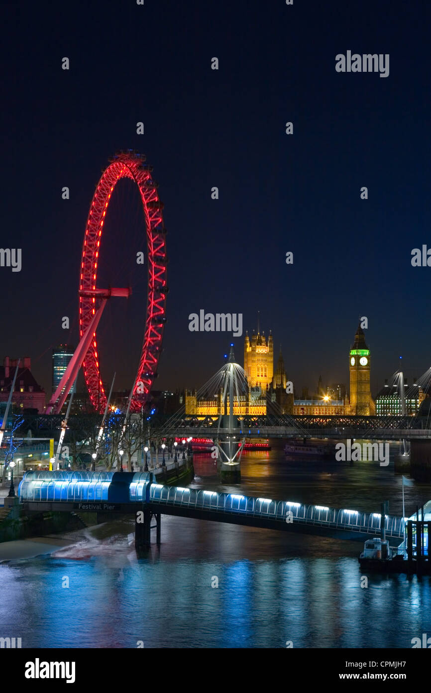 Vista notturna del fiume Tamigi che mostra Royal Festival Pier il London Eye, il Big Ben e le Camere del Parlamento Foto Stock