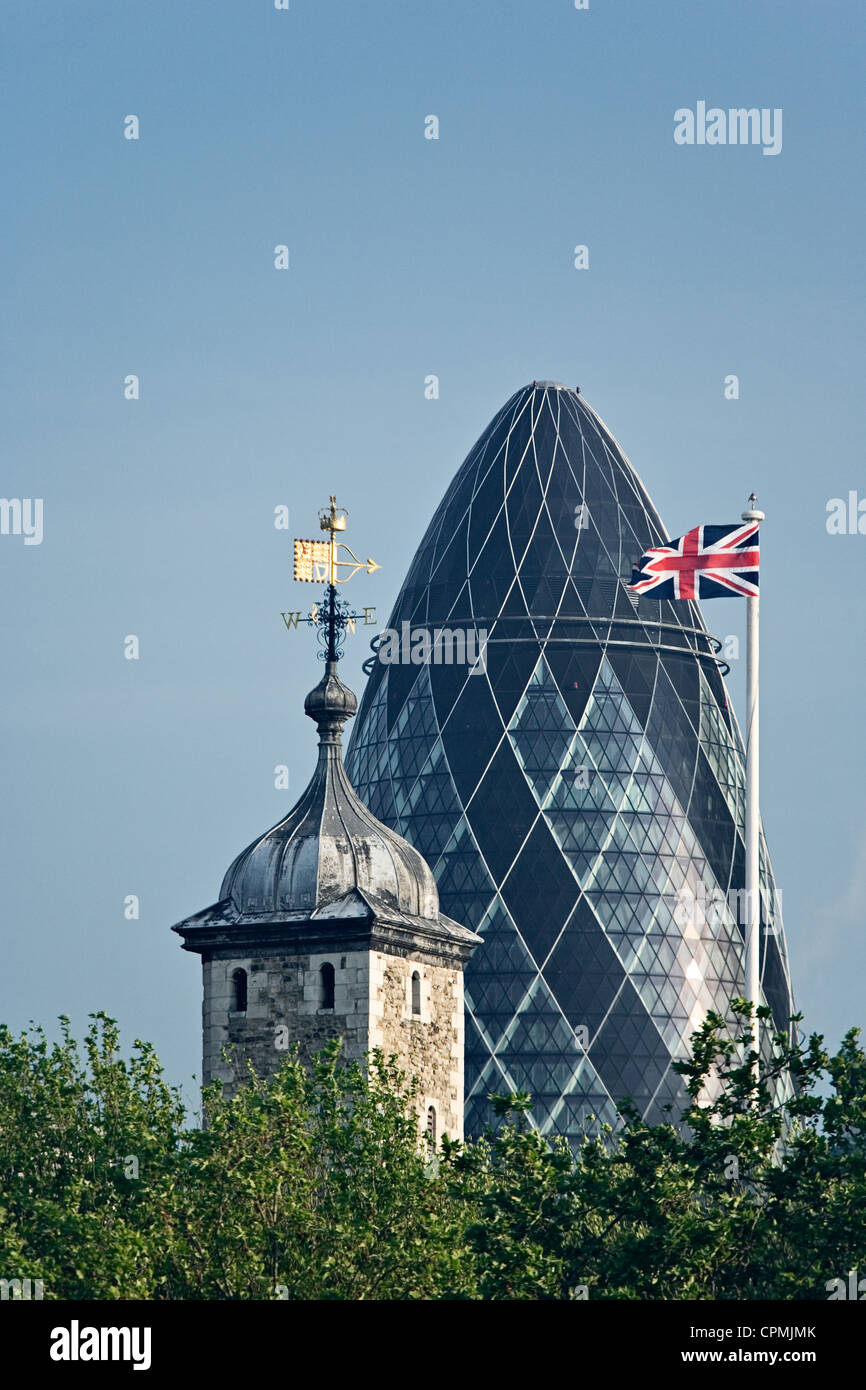 London Gherkin, la Torre di Londra e la bandiera dell'Union Jack come visto da sud-est. Foto Stock