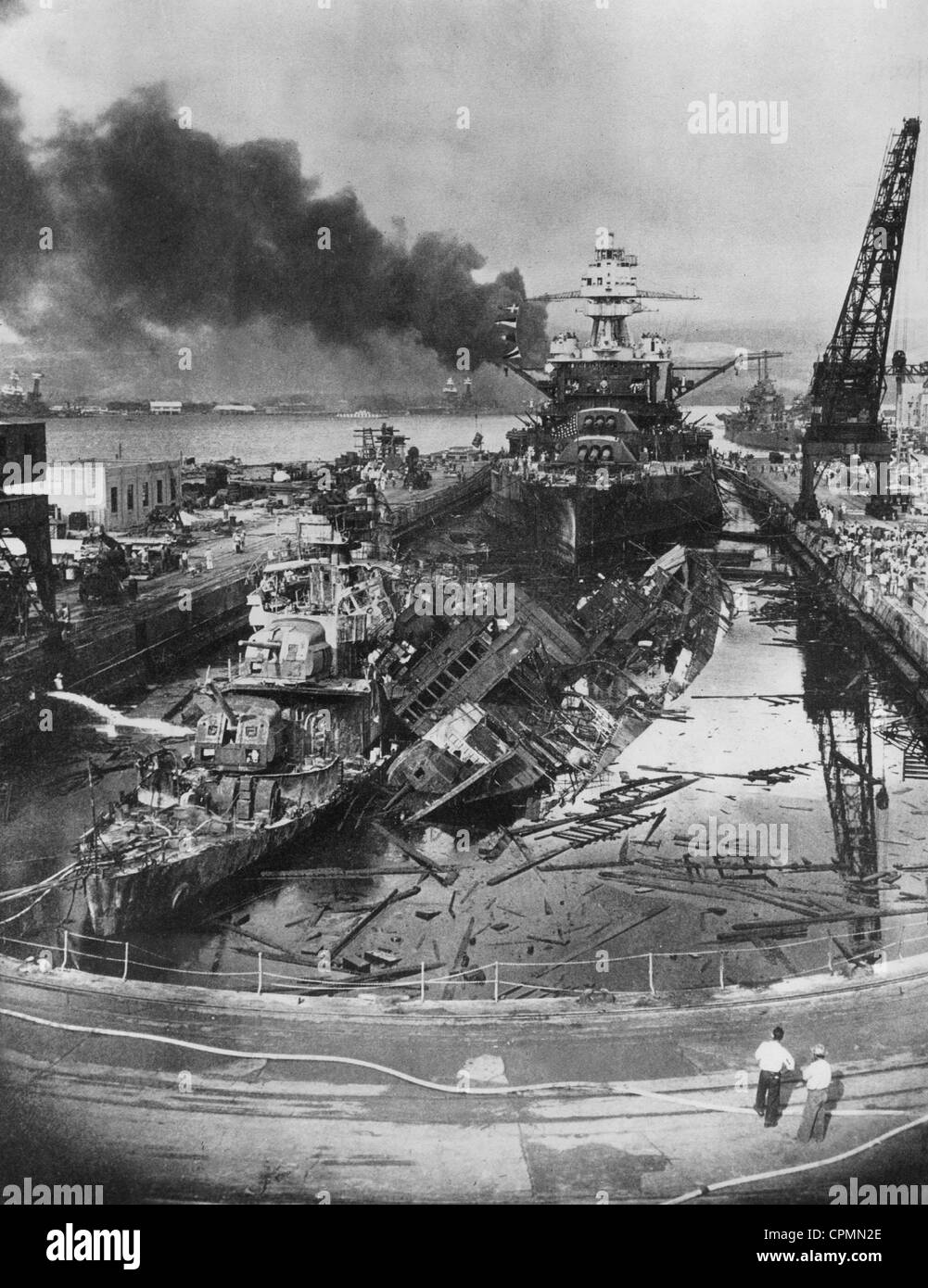 USS Pennsylvania, dietro la disastrata USS Cassin e USS Downes, seguendo il raid giapponese su Pearl Harbor, 1941 (foto b/n) Foto Stock