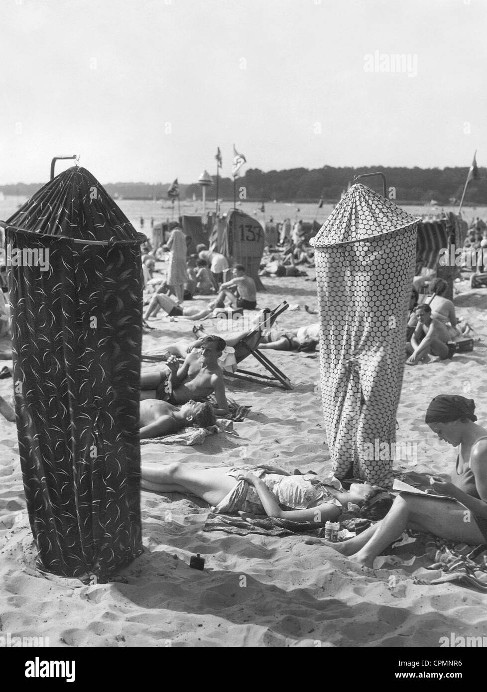 Portable spogliatoi presso una spiaggia, 1938 Foto Stock