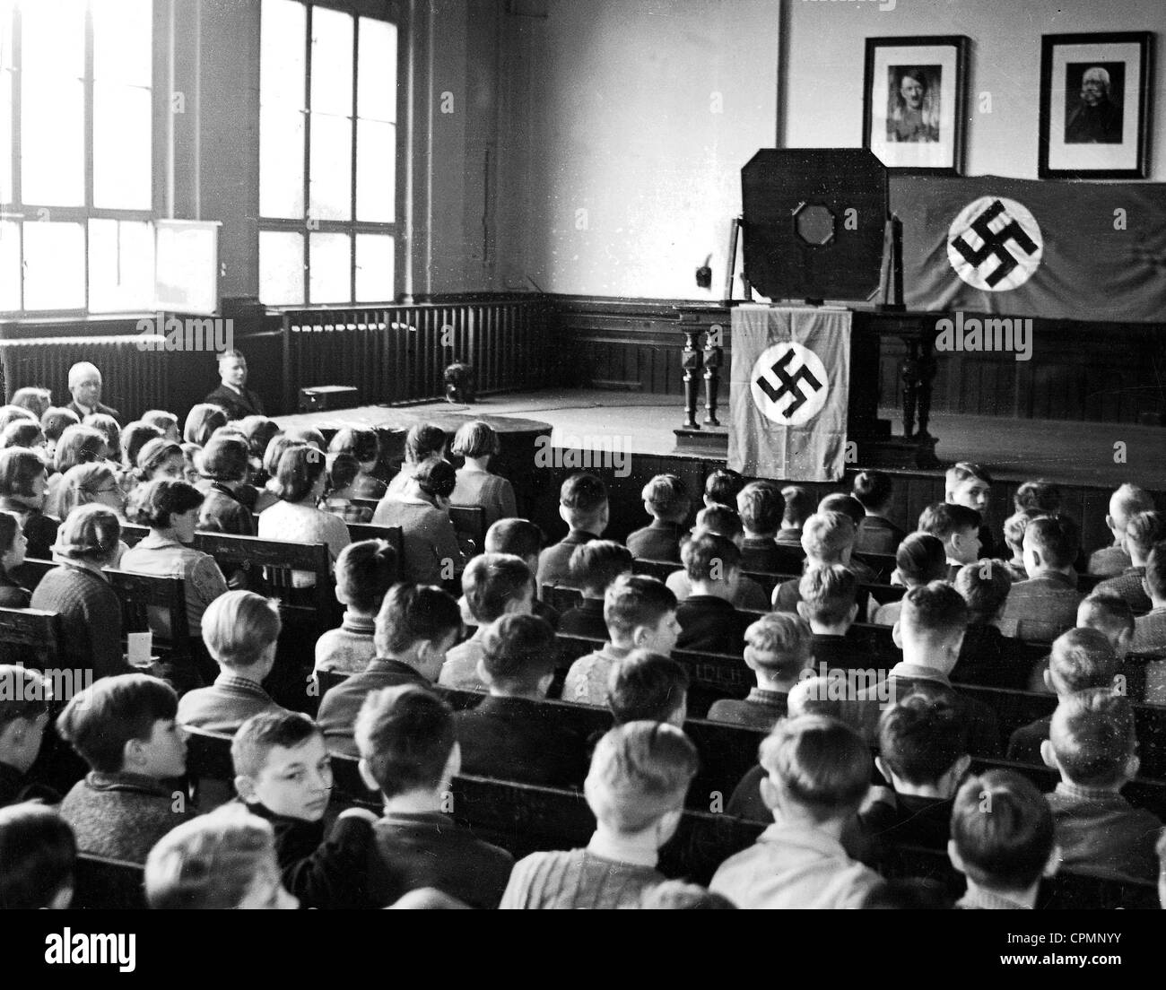 Comunità la ricezione di un programma radio in una scuola, 1939 Foto Stock
