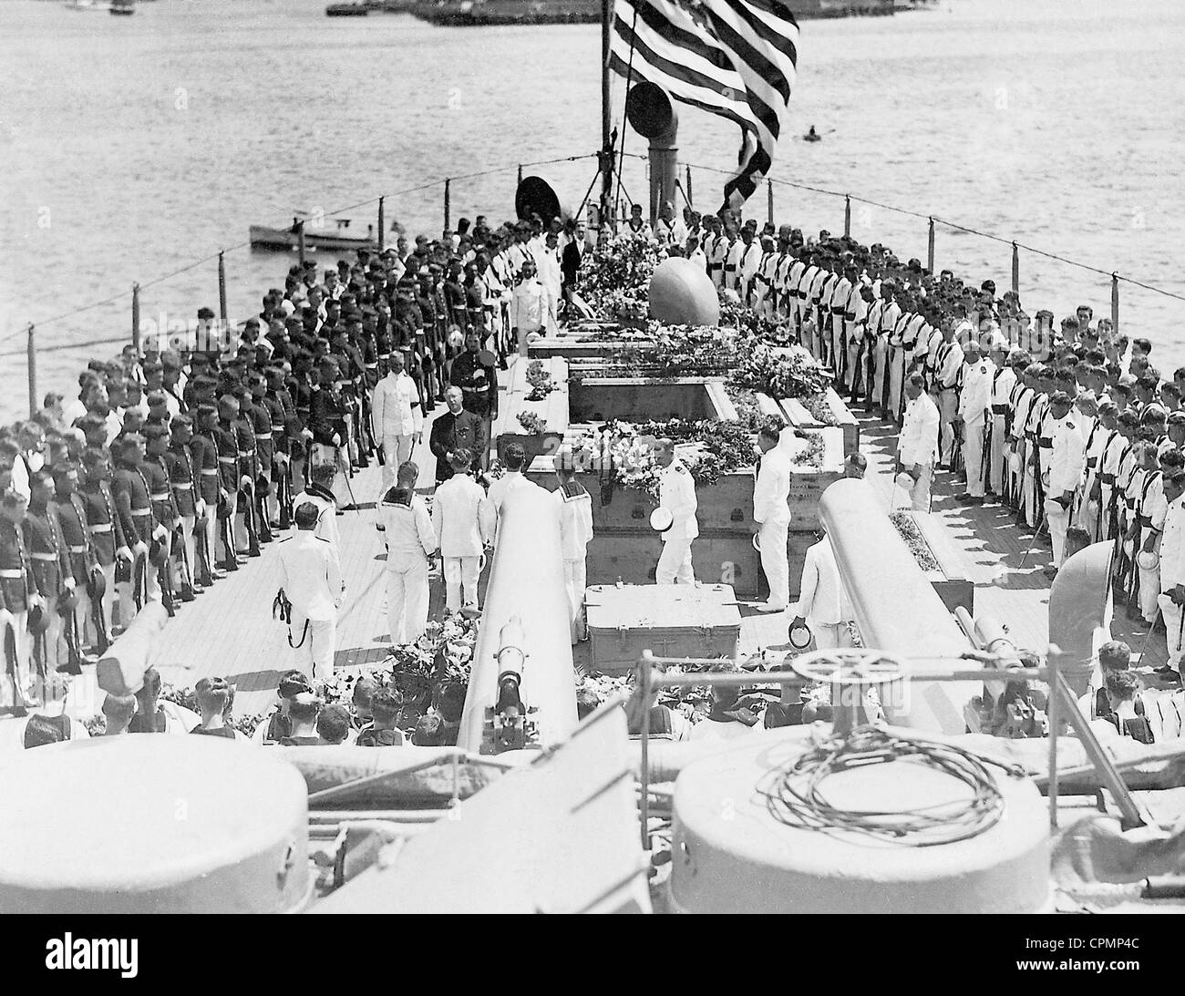 Mare la sepoltura dei morti della corazzata americana "aine', 1912 Foto Stock