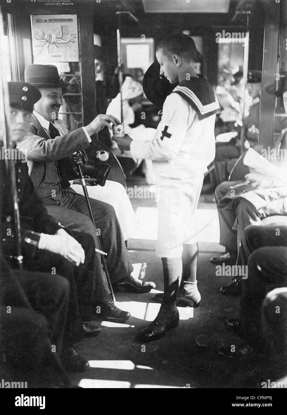 Ragazzo raccoglie per la Croce Rossa tedesca, 1914 Foto Stock
