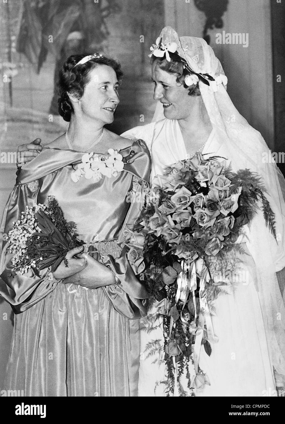 Emmy Goring, nato Emmy Sonnemann, con la sorella, 1935 Foto Stock