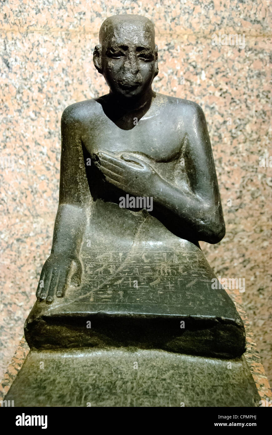 Statua di Senpu, operaio della sala di Amenemhat . La sua mano sinistra collocati sul torace riflette ancora nel villaggio un segno di rispetto e di gentilezza. Granito - Fine della XII dinastia - Museo Nubiano, Isola Elefantina - Aswan, Alto Egitto Foto Stock